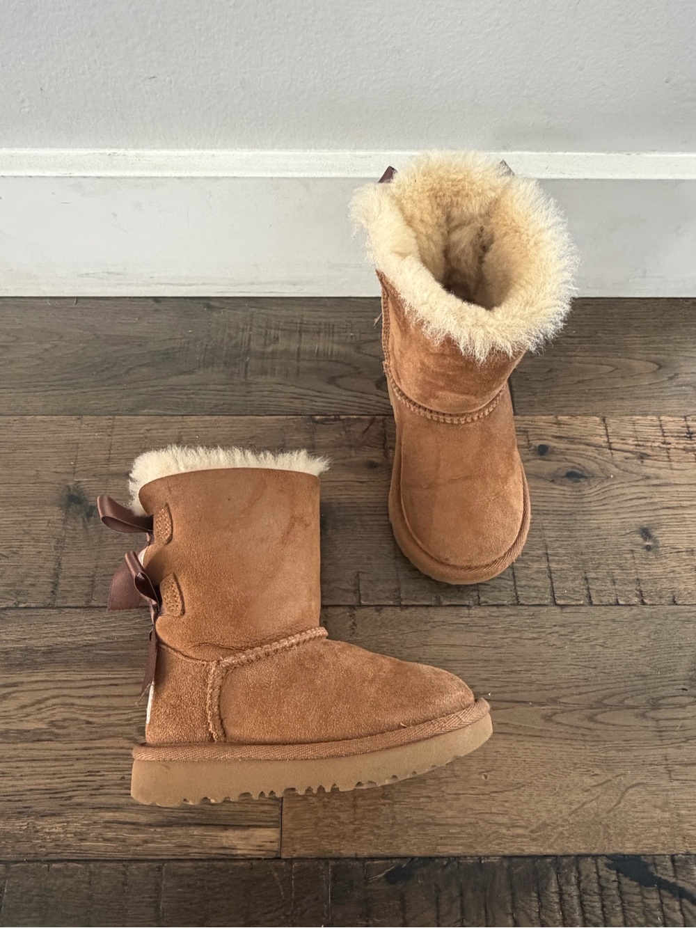 UGG Kids Gita Bow Sheepskin Boots - Chestnut (Toddler/Kids Size 7)